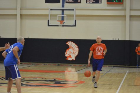 Damian Gessel dribbles the ball down the court.   (Broadcaster/ Kaylee Williams)