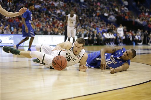 Michigan States Matt Costello, left, and Middle Tennessees Jaqawn Raymond reach for a loose ball during the second half in a first-round mens college basketball game in the NCAA tournament, Friday, March 18, 2016, in St. Louis. Middle Tennessee won 90-81. (AP Photo/Jeff Roberson)