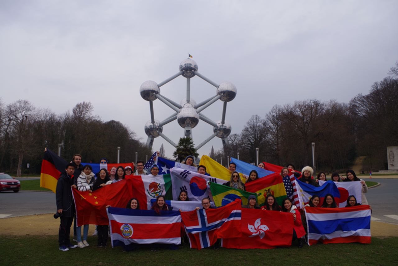 Exchange students pose in front of the Atomium in Brussels, Belgium. Meeting new, diverse people is one of the best parts of being an exchange student. The members of this photo represent more than 15 countries and four continents. (Belo Europe/Malte Peters）