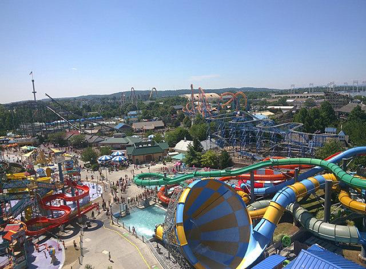 Taken on July 26th, 2015, HersheyParks various water slides and attractions were seen from the Ferris Wheel in the back of the park. On May 26th, 2018, The Boardwalk at Hersheypark will be opening two new waterpark rides to the public, Breakers Edge Water Coaster and Whitecap Racer.
(Brownpau/CC BY 2.0)