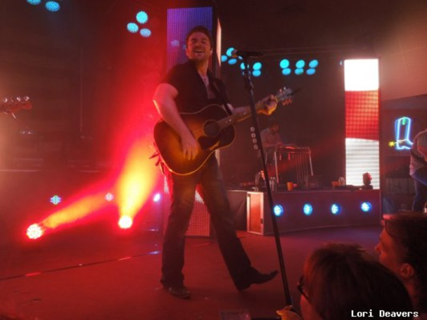Chris Young performs on stage in Charlotte, North Carolina. Young will be in Hershey, Pennsylvania on November 9, 2018. (Chris Young Official Website)