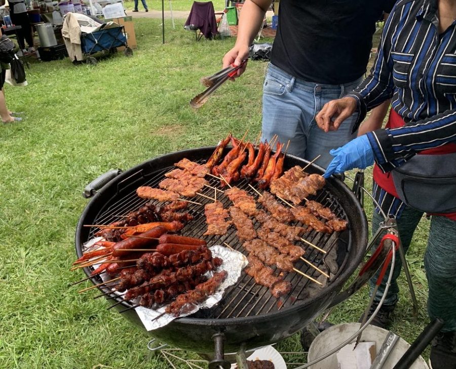 A mixture of meats is cooking or being kept warm in order for it to be served fresh for buyers. A good number of similar stands were spread across the market, each with their own original seasonings for the food. (Broadcaster/Ella Yurick)