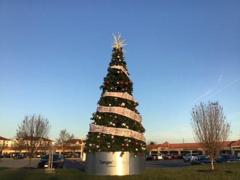 A Christmas tree stands at the center of the Tanger Outlets in Hershey, PA. In many countries including the United States, the Christmas tree is a popular holiday decoration. (HHS Broadcaster/Ashley Bu)