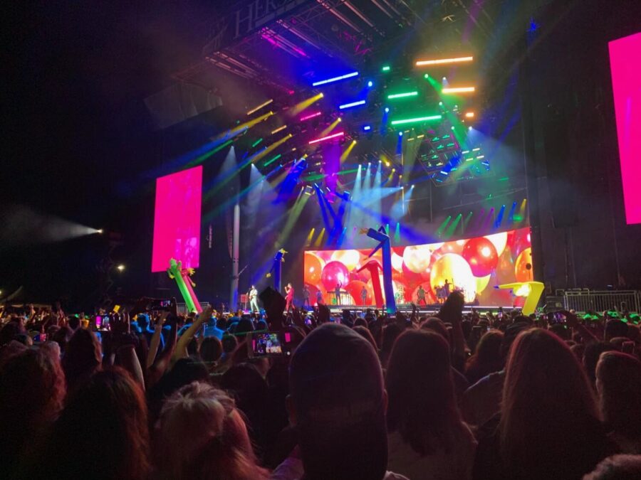 HersheyPark+Stadium+hosting+The+Jonas+Brothers.+The+concert+was+filled+with+thousands+of+fans+and+was+held+in+Summer+of+2019.+%28Broadcaster%2FChristina+Lengle%29