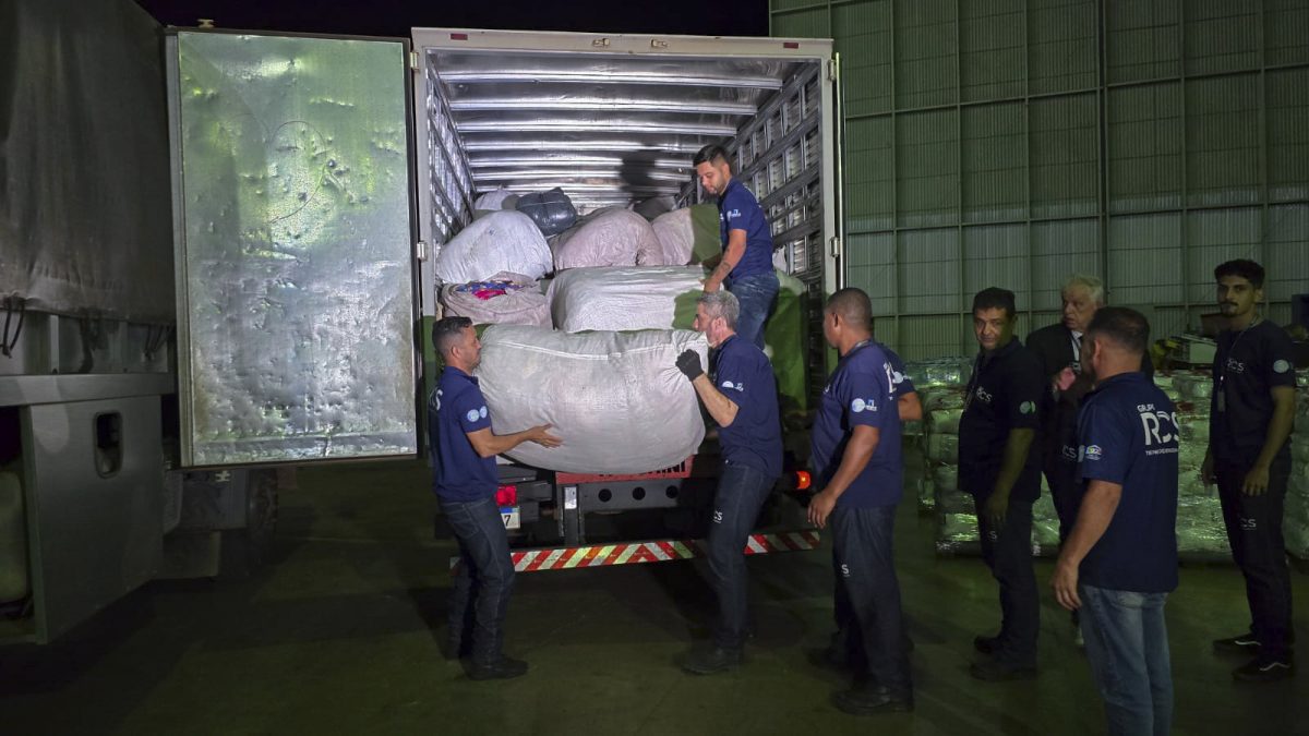 Members of the volunteer group Liga do Bem unload donated blankets.  Liga do Bem began a campaign to collect 5,000 blankets for victims of the flooding in Rio Grande do Sul. (Tadeu Sposito/Senado Federal/CC BY 2.0 DEED)

