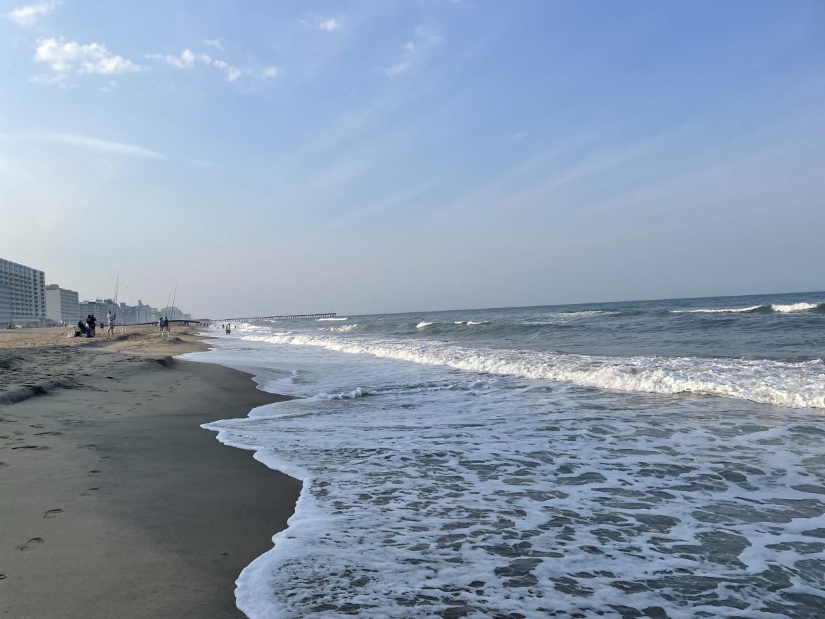 Men set up fishing reels close to shore. In the shallow waters, anglers often catch flounder, bluefish, mackerel, and pompano. (Broadcaster/Aki Minagawa)